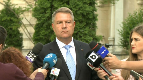 Klaus Iohannis în curtea Președinției