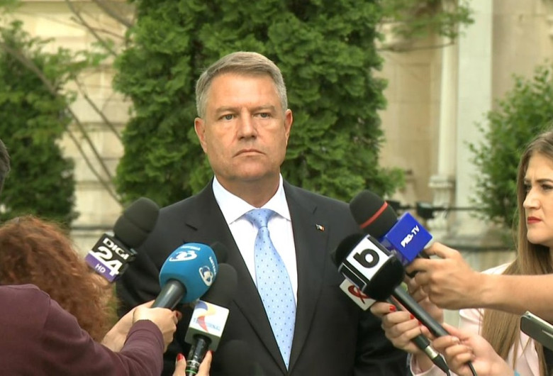 Klaus Iohannis în curtea Președinției