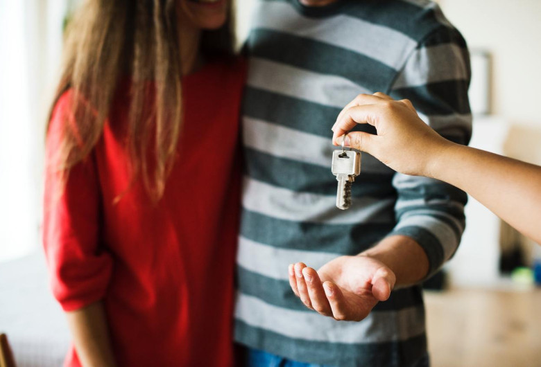 Prima casă, locuință, tineri cu apartament, cheile de la casă