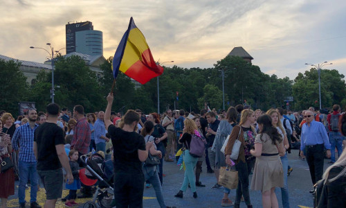 Sărbătoare în Piața Victoriei după condamnarea lui Dragnea