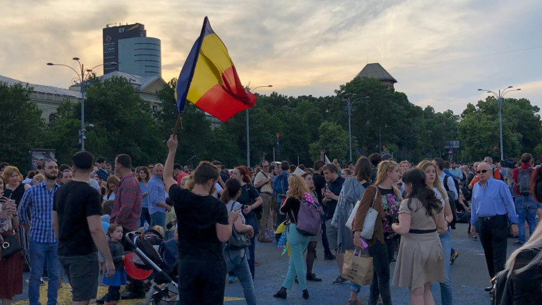 Sărbătoare în Piața Victoriei după condamnarea lui Dragnea