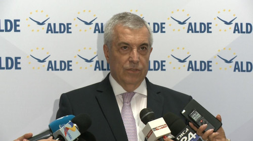 Tăriceanu, cu sigla ALDE în spate