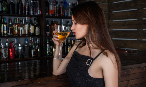 Femeie bea băutură alcoolică