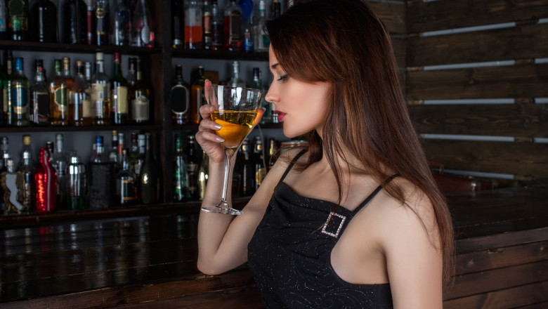 Femeie bea băutură alcoolică