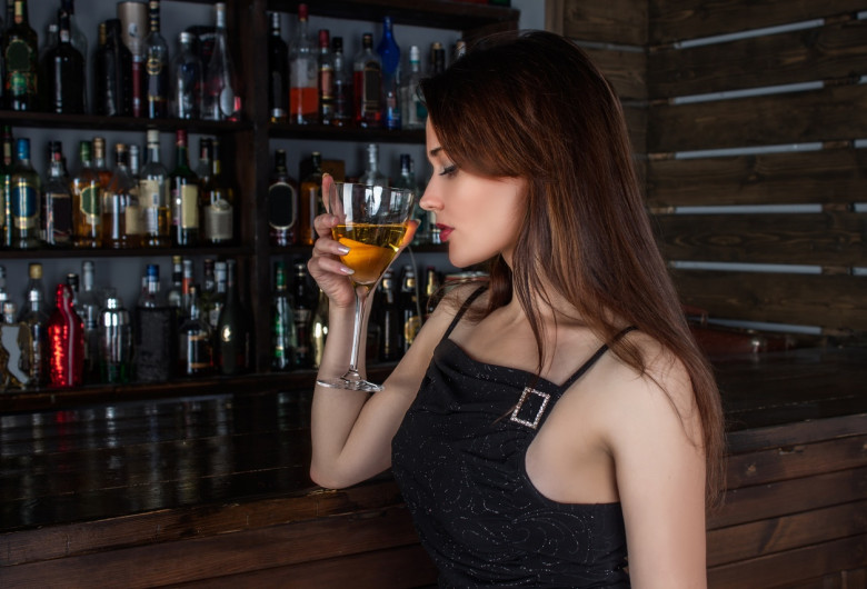 Femeie bea băutură alcoolică