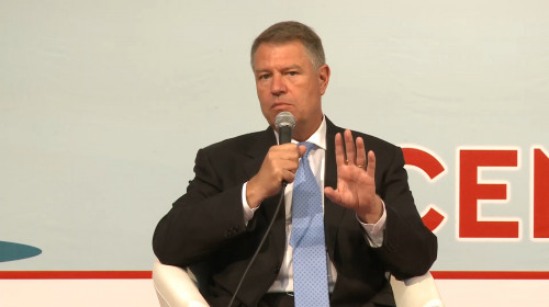 Klaus Iohannis, cu mâna gen „Până aici”