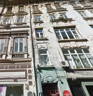 Clădire cu fațada șubredă, bulină roșie, risc seismic
