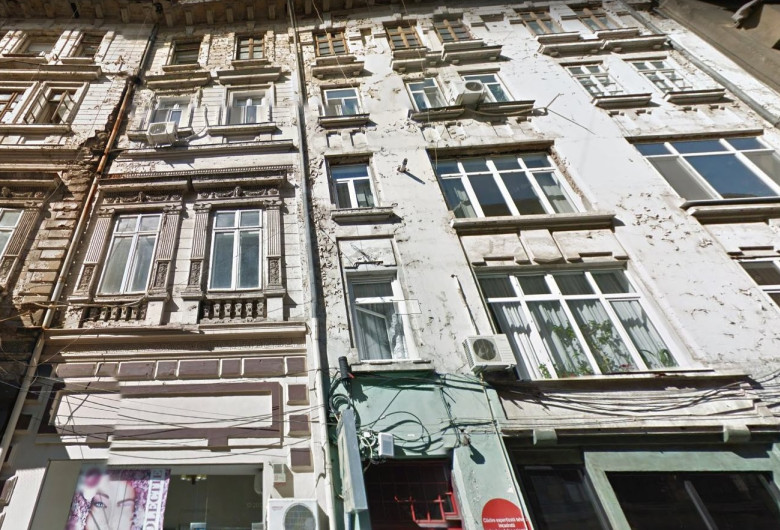 Clădire cu fațada șubredă, bulină roșie, risc seismic