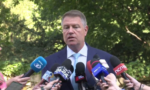 Klaus Iohannis, în curtea de la Cotroceni