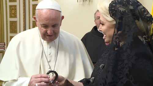 Papa primește ceas de la Dăncilă