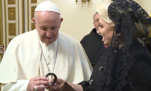 Papa primește ceas de la Dăncilă