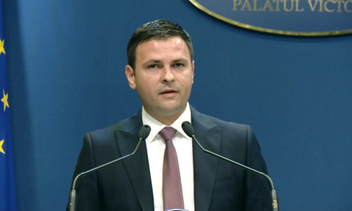 Daniel Suciu se uită în cameră