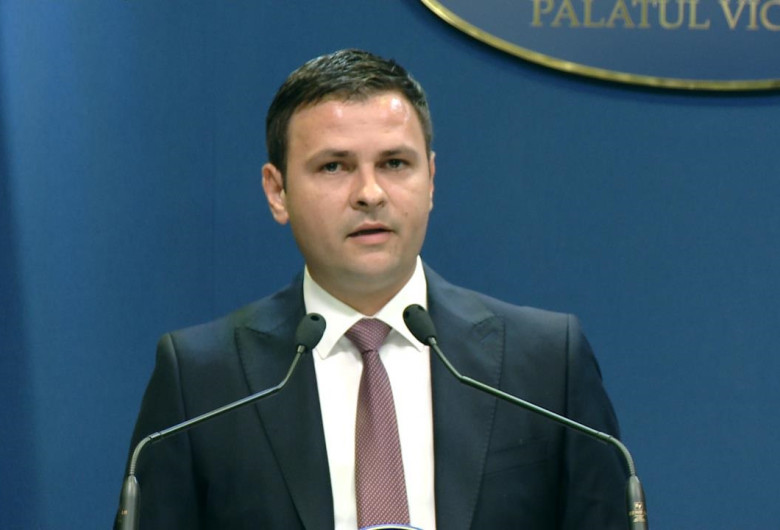 Daniel Suciu se uită în cameră