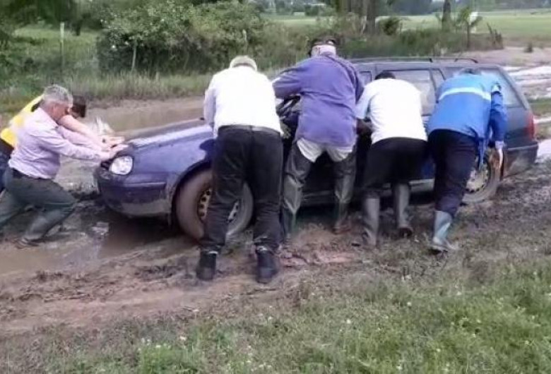 Deneș împotmolit în noroaie