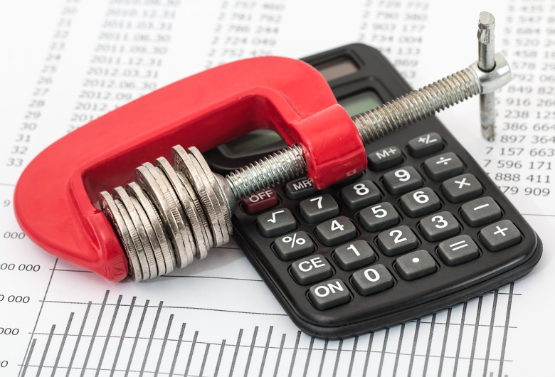 Grafice, bani, calculator, economii, devalorizare, taxe, impozite