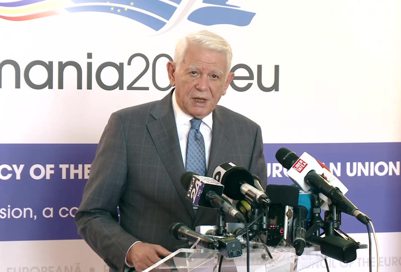 Teodor Meleșcanu, cu sigla Președinției rotative în spate