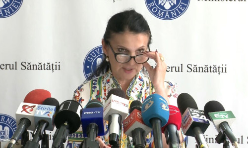 Sorina Pintea cu mâna la ochelari