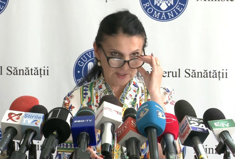 Sorina Pintea cu mâna la ochelari