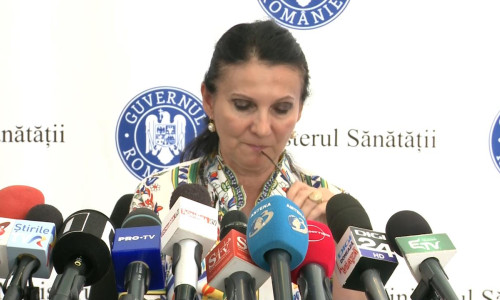 Sorina Pintea se uită în jos