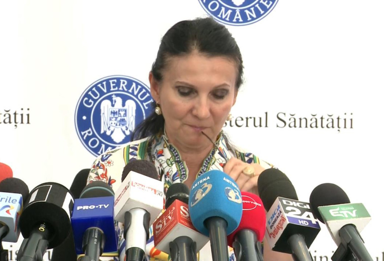 Sorina Pintea se uită în jos