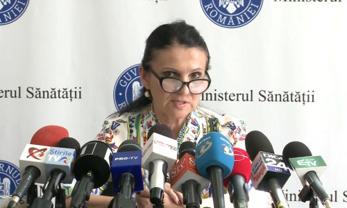 Sorina Pintea se uită la cameră