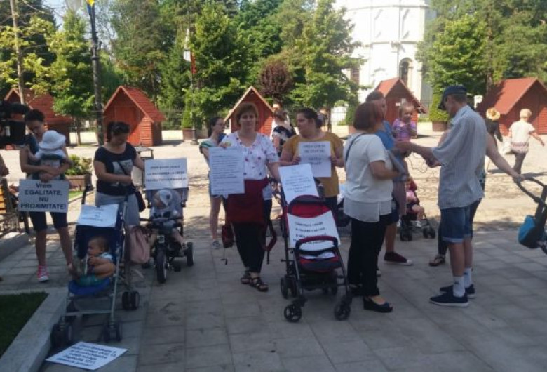 Protest la Iași, părinți cu copii