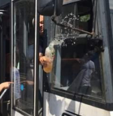 Vatman aruncă cu suc într-un călător