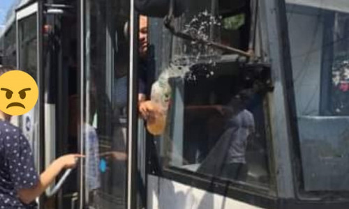 Vatman aruncă cu suc într-un călător