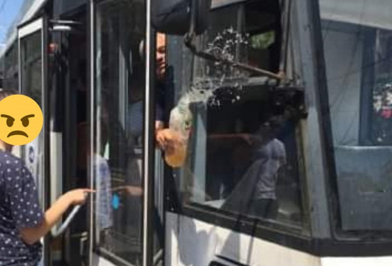 Vatman aruncă cu suc într-un călător