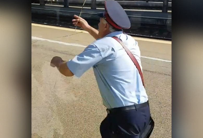 Controlor de tren, Nașul, uitat pe peronul Gării de Nord