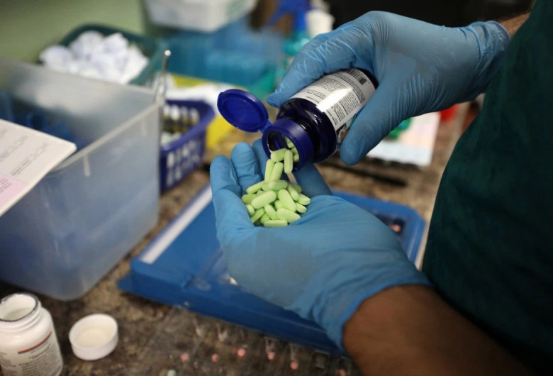 Medic pune pastile, medicamente, tratamente din borcan în mână