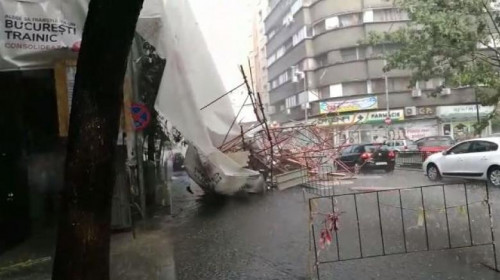 Schelă prăbușită în București din cauza vântului