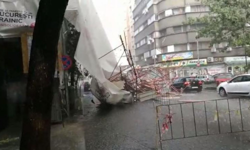Schelă prăbușită în București din cauza vântului