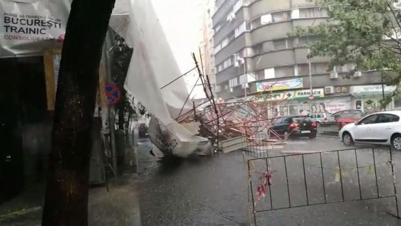 Schelă prăbușită în București din cauza vântului