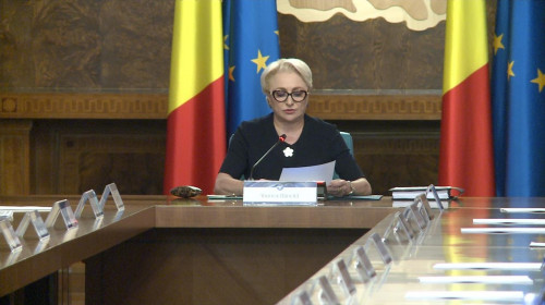 Viorica Dăncilă se uită în foi, înaintea ședinței de Guvern