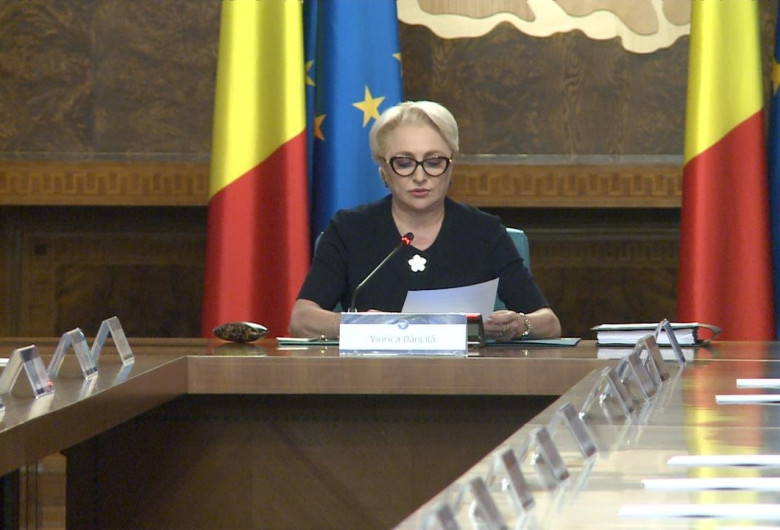 Viorica Dăncilă se uită în foi, înaintea ședinței de Guvern