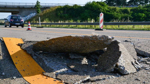 Carosabil afectat de gropi și caniculă