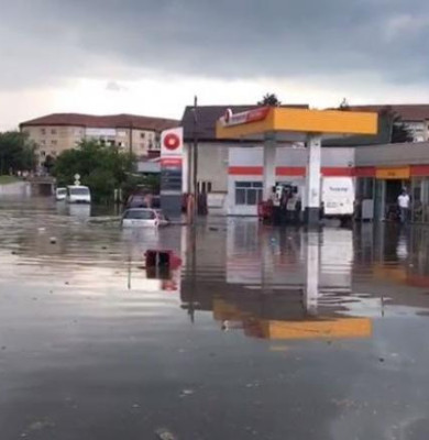 Străzi inundate în Râmnicu Vâlcea
