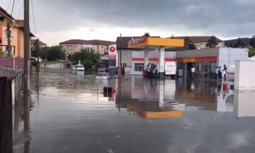 Străzi inundate în Râmnicu Vâlcea