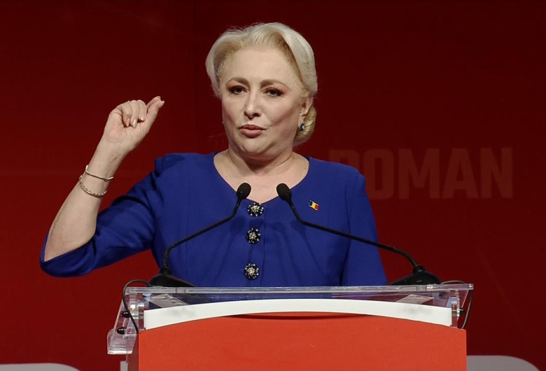 Viorica Dăncilă, cu mâna ridicată