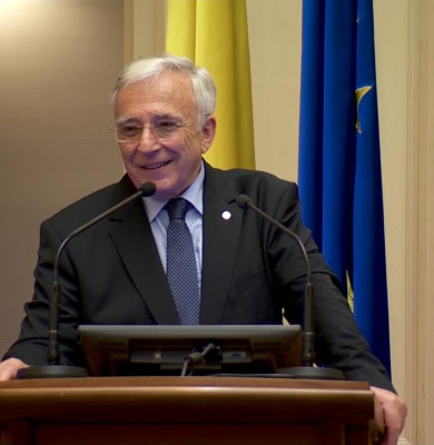 Mugur Isărescu zâmbind