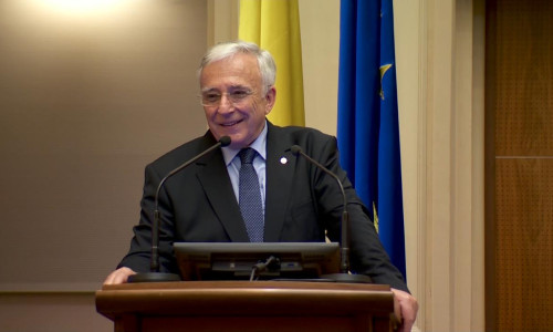 Mugur Isărescu zâmbind