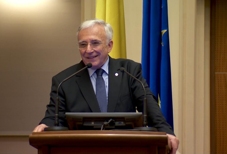 Mugur Isărescu zâmbind