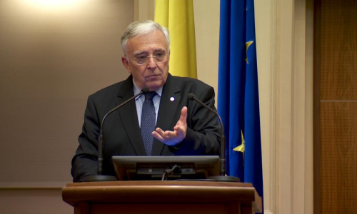 Mugur Isărescu explicând