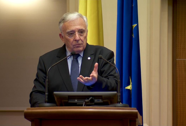 Mugur Isărescu explicând