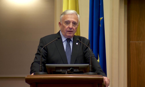 Mugur Isărescu uitându-se un pic șmecher