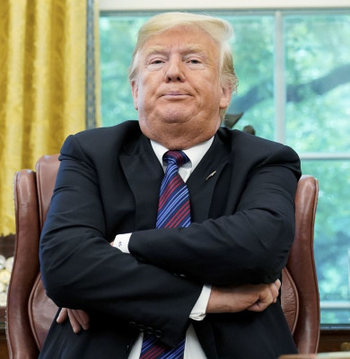 Donald Trump cu mâinile în sân