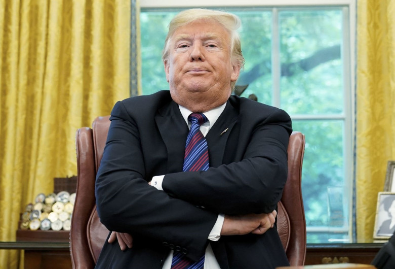 Donald Trump cu mâinile în sân