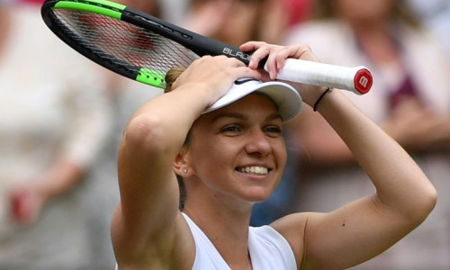Simona Halep, fericită cu paleta în cap