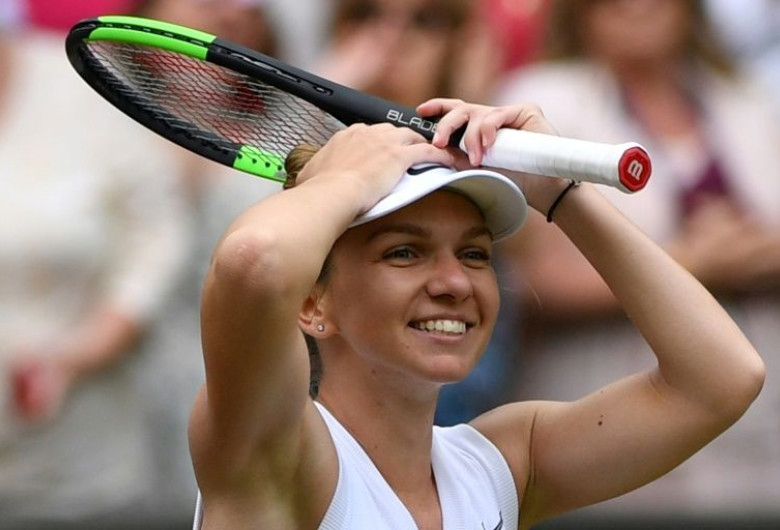 Simona Halep, fericită cu paleta în cap